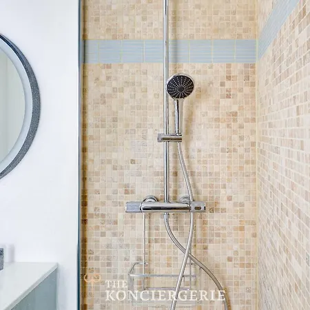 Apartment Face A L'eglise Saint Merri Elegance Et Calme