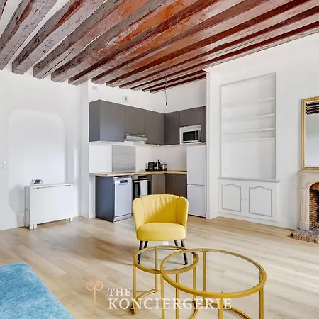 Face A L'eglise Saint Merri Elegance Et Calme