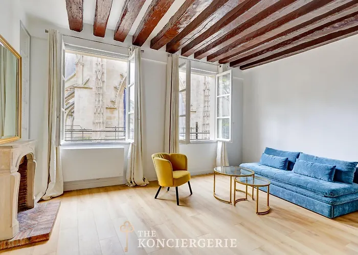 Face A L'eglise Saint Merri Elegance Et Calme