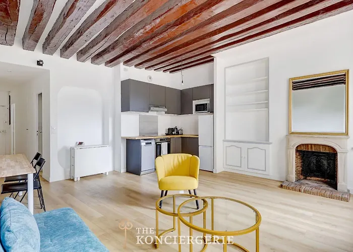 Face A L'eglise Saint Merri Elegance Et Calme