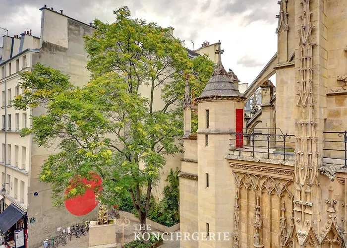Face A L'eglise Saint Merri Elegance Et Calme Daire Paris